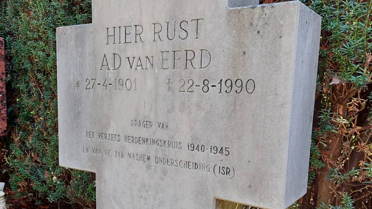 Het graf van Ad van Eerd op begraafplaats Orthen (foto: Joris Kaper).