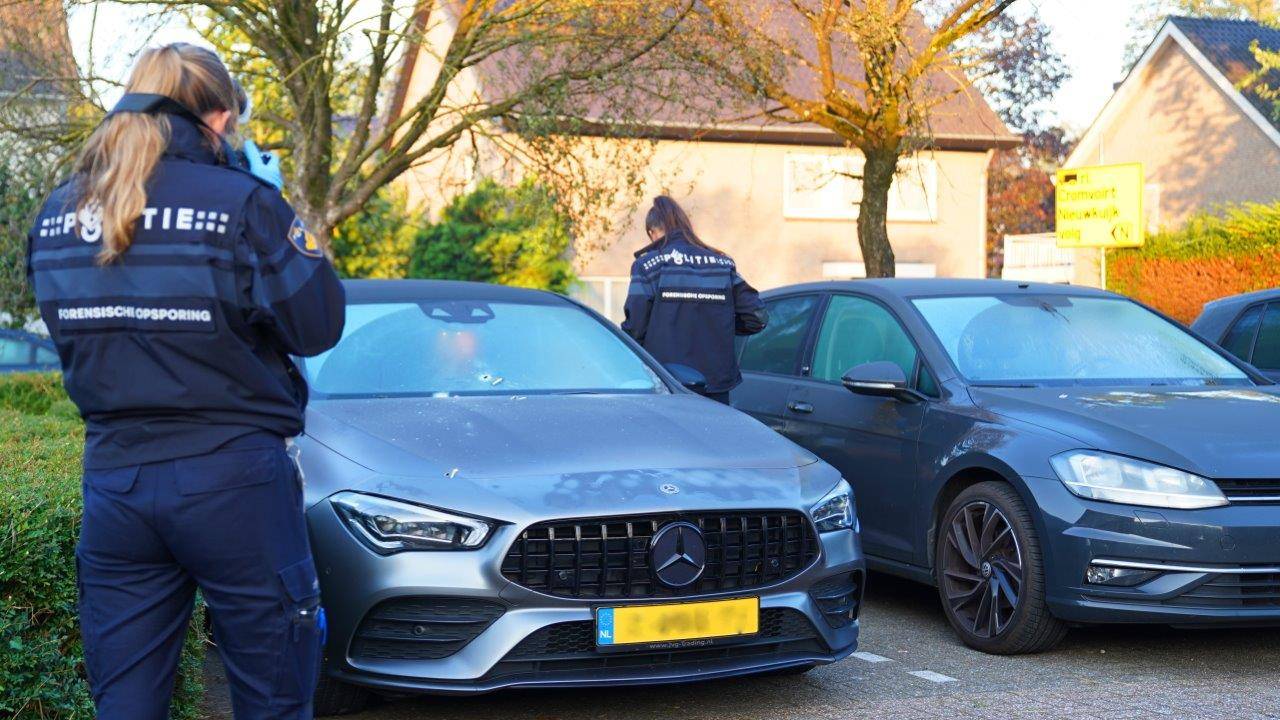Het onderzoek naar de beschieting van de auto gaat zaterdagochtend voort (foto: Bart Meesters).