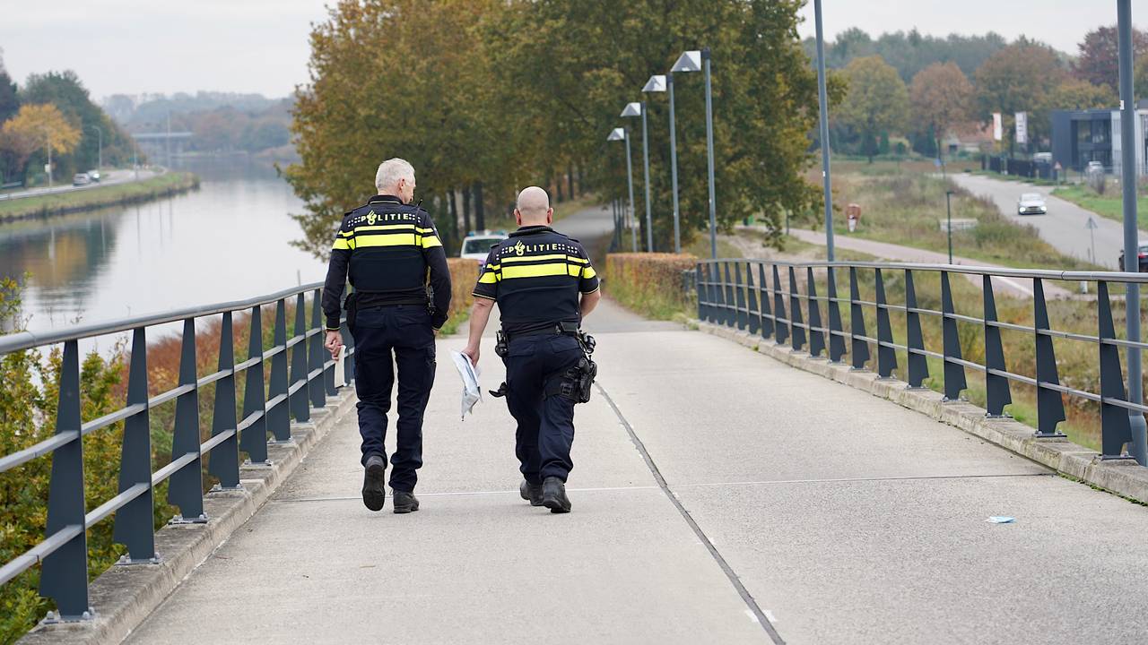 Agenten op de fietsbrug bij Dongen (foto: Jeroen Stuve/SQ Vision Mediaprodukties).