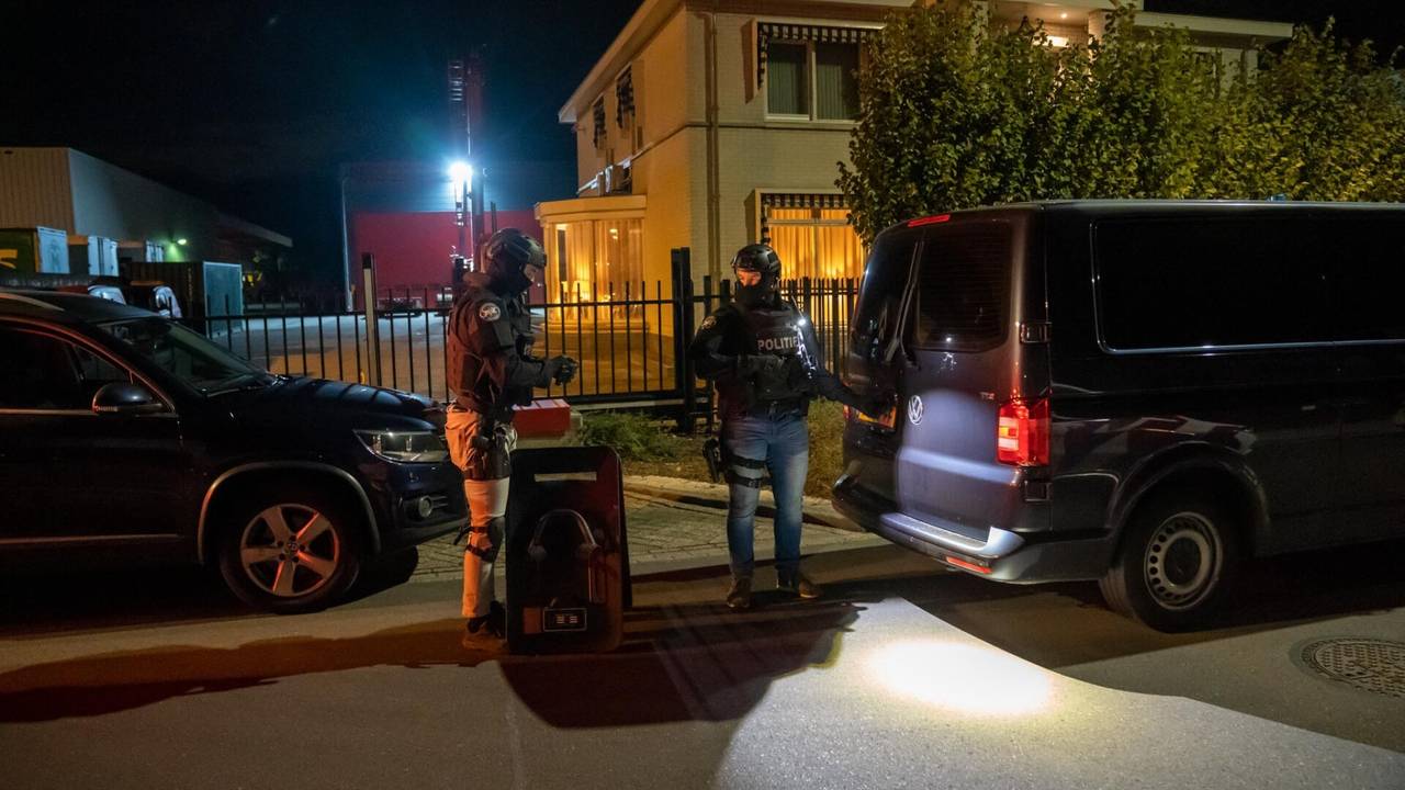 Een speciaal team werd opgeroepen om de man in Geldrop aan te houden (foto: Dave Hendriks./SQ Vision).