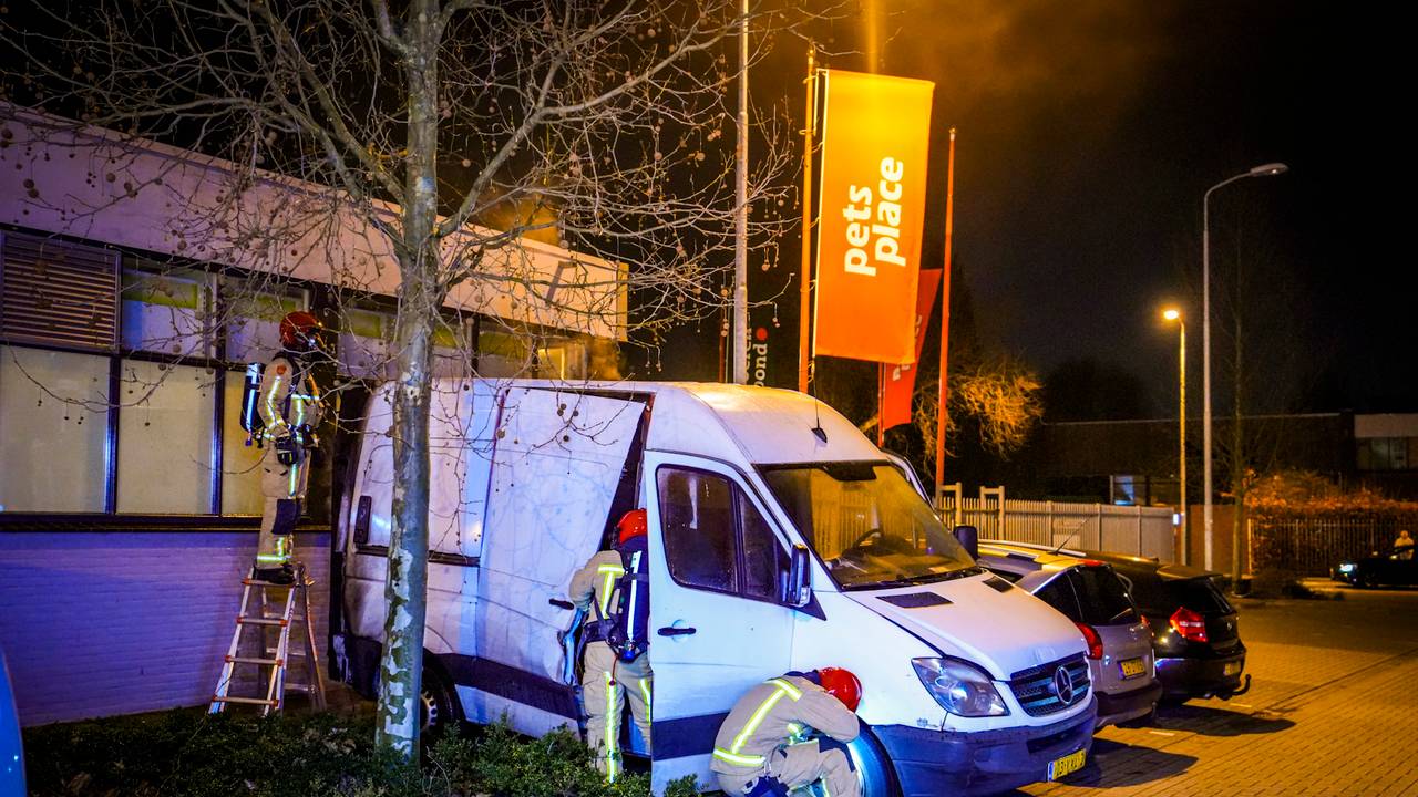 Het busje dat op de Herentalsweg in brand stond (foto: SQ Vision).