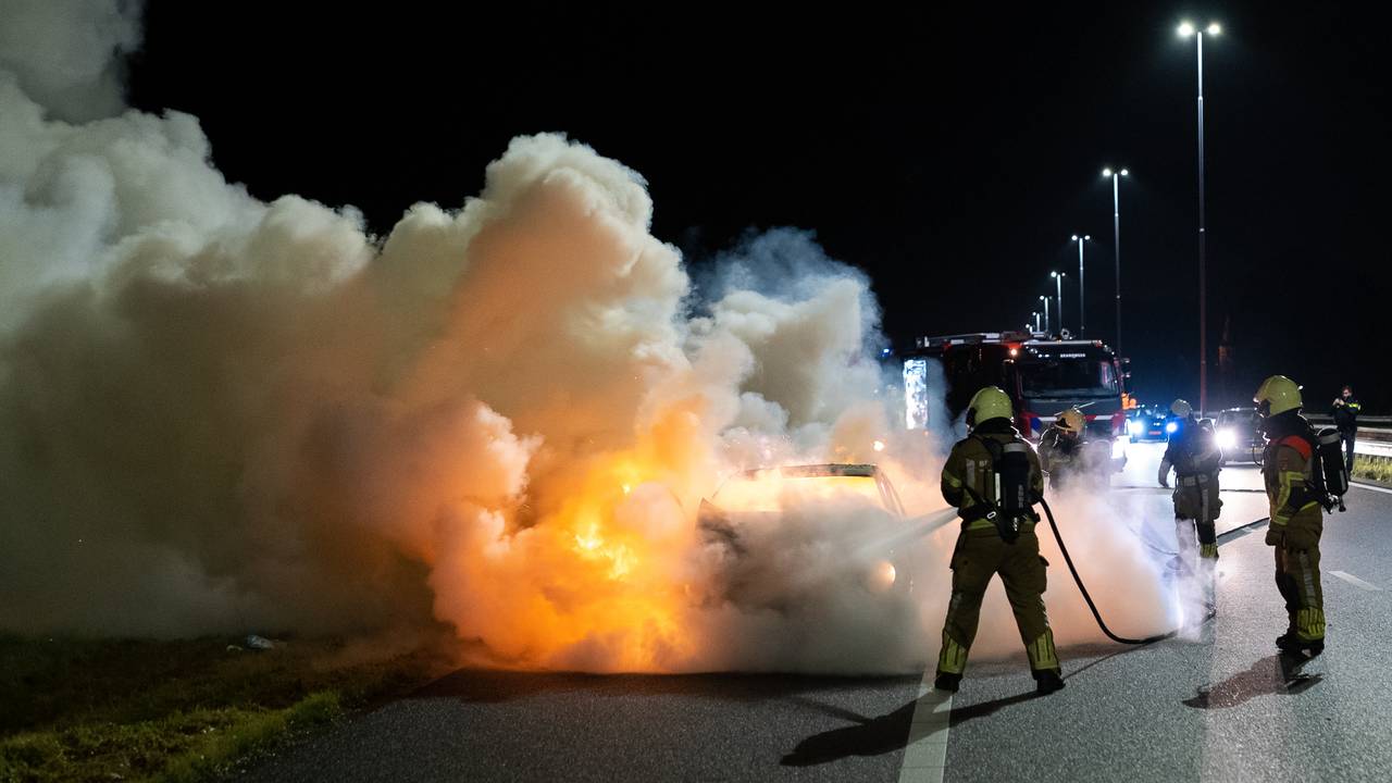 De brandweer kon de wagen niet redden (foto: Iwan van Dun/SQ Vision).