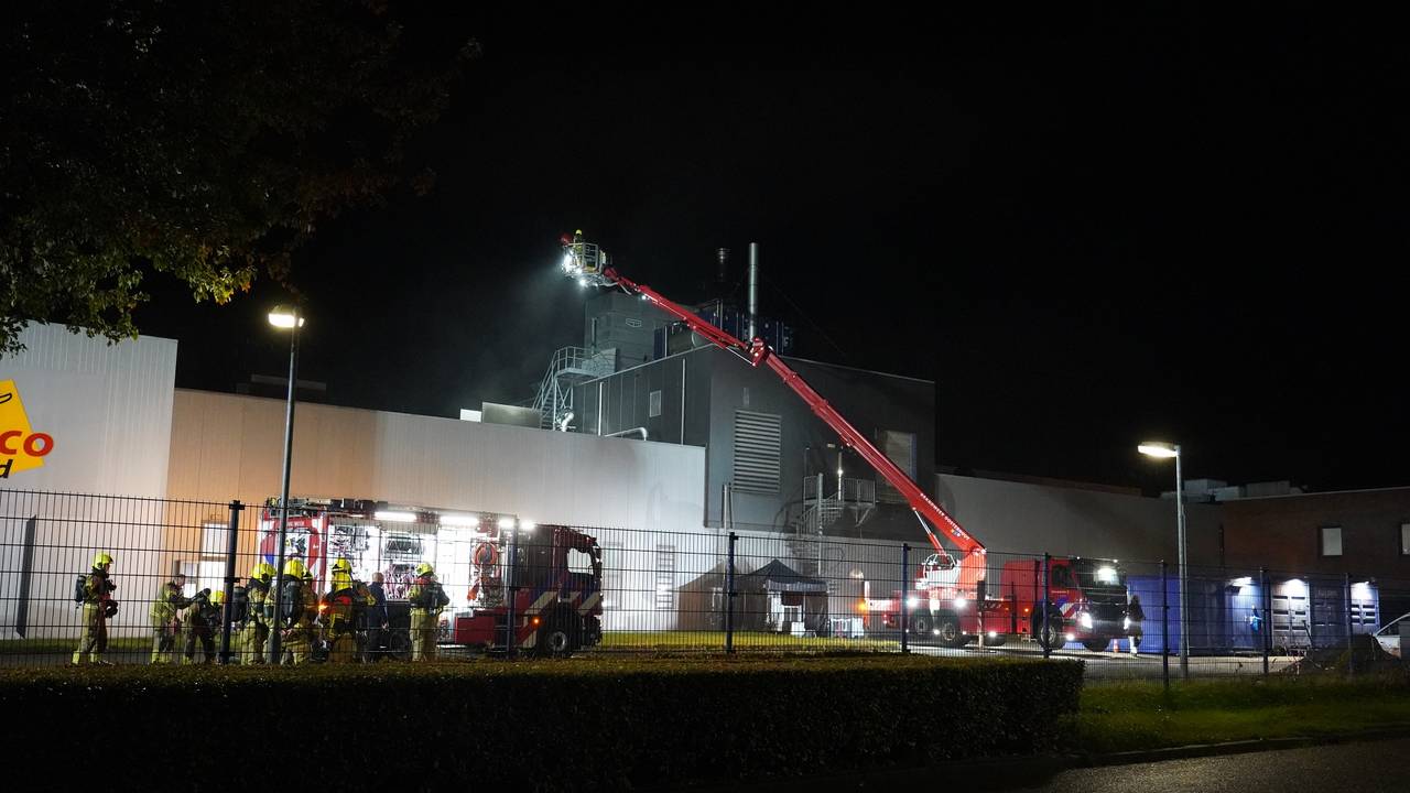 De brandweer bestreed het vuur bij Dalco Foods aan de Everdenberg in Oosterhout (foto: Jeroen Stuve/SQ Vision). 
