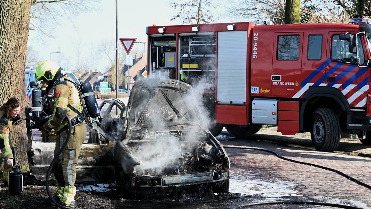 De wagen was niet te redden (foto: Toby de Kort/Persbureau Heitink).