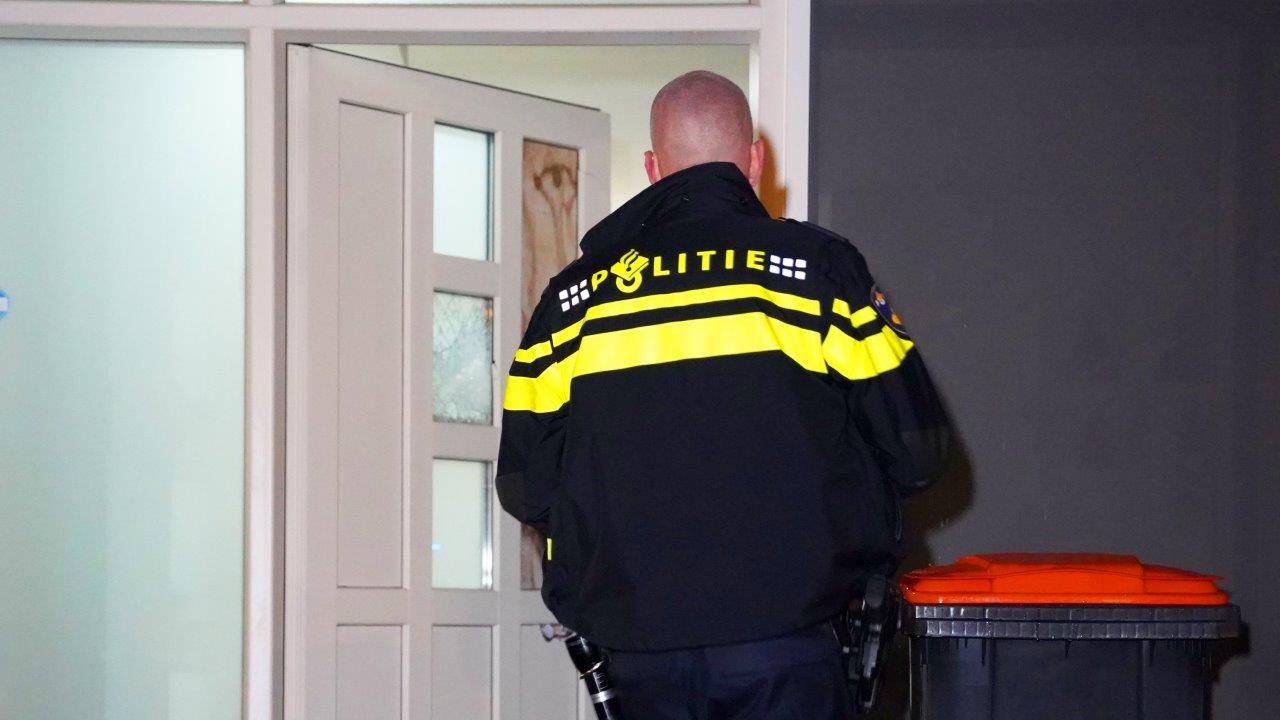 Bij de ruzie in Den Bosch sneuvelde onder meer een raam van een voordeur (foto: Bart Meesters).