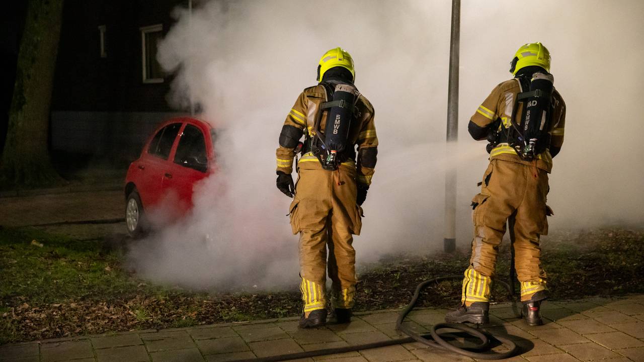 De brandweer had het vuur snel onder controle, maar kon niet voorkomen dat de auto in Roosendaal verloren ging (foto: Christian Traets/SQ Vision).