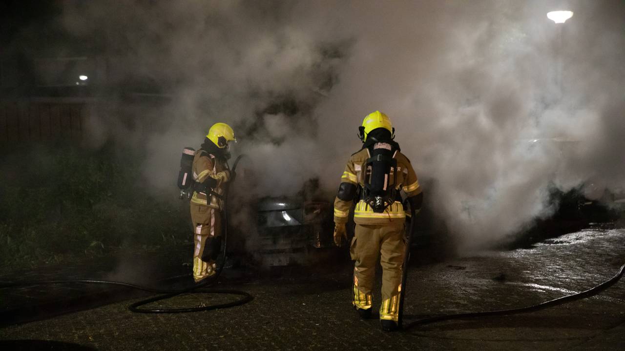 De brandweer had het vuur aan het Permekeplein in Roosendaal snel onder controle (foto: Christian Traets/SQ Vision).