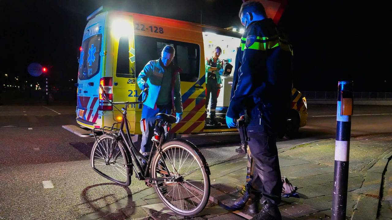 De bestuurder ging er na de aanrijding in Helmond vandoor (foto: Harrie Grijseels/SQ Vision).