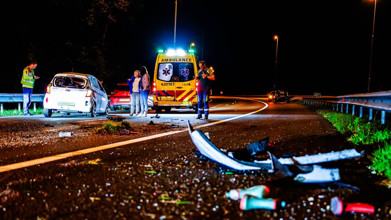 De A58 was na de crash bezaaid met auto-onderdelen (foto: Jack Brekelmans/SQ Vision).