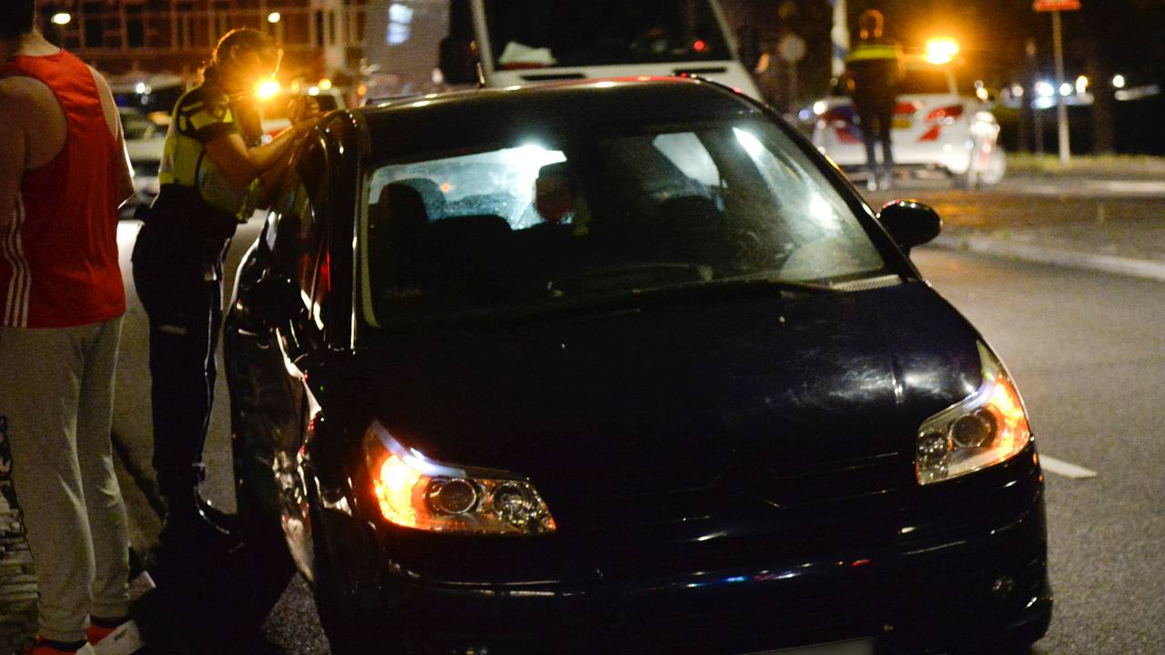 De politie neemt verklaringen op (foto: Perry Roovers/SQ Vision Mediaprodukties).