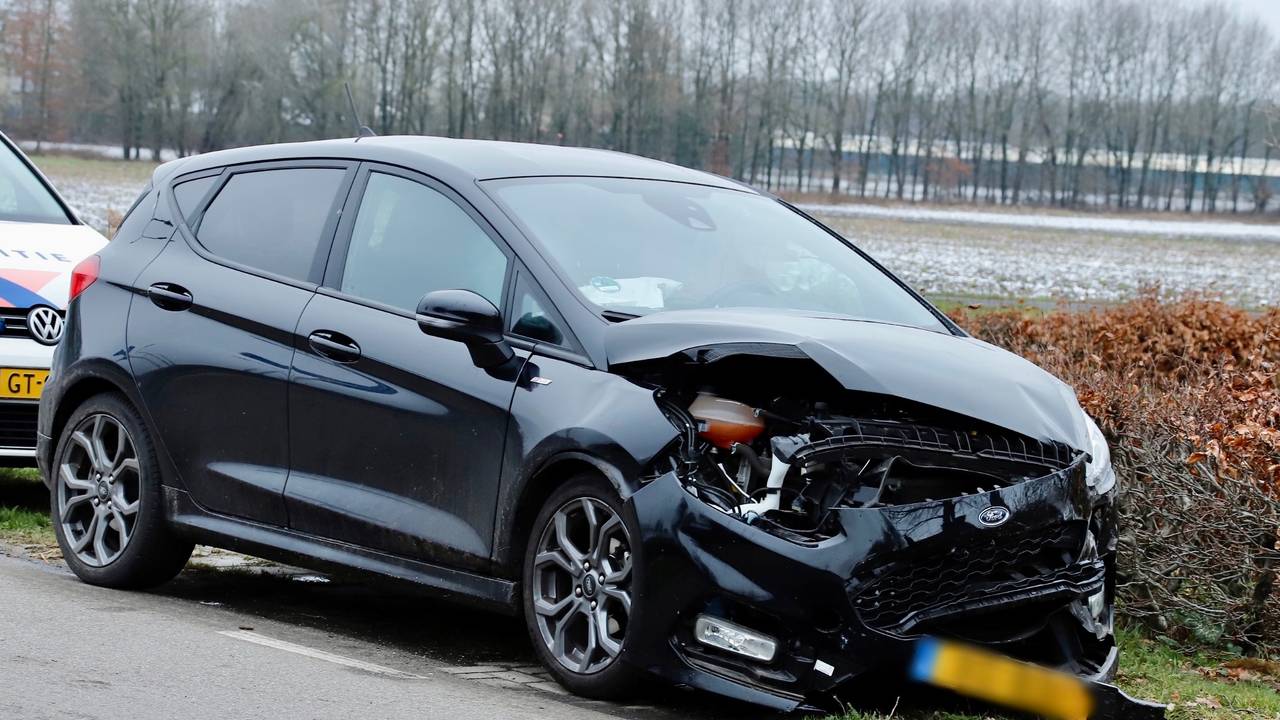 Eén van de twee wagens die tegen elkaar botsten in Overloon (foto: Persbureau SK-Media/SQ Vision Mediaprodukties).