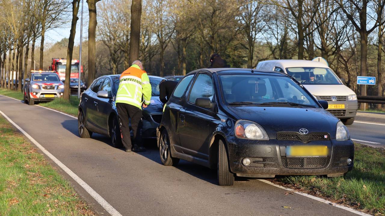 De auto's botsten op de N324 bij Schaijk (foto: Kevin Kanters/SQ Vision).