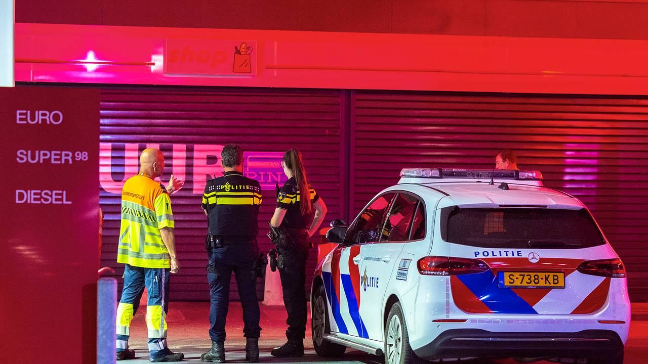 De bestuurder van de bestelbus was na het ongeluk op de A50 zo druk dat bij een benzinepomp werd gestopt om zijn familie te bellen (foto: Sander van Gils/SQ Vision).