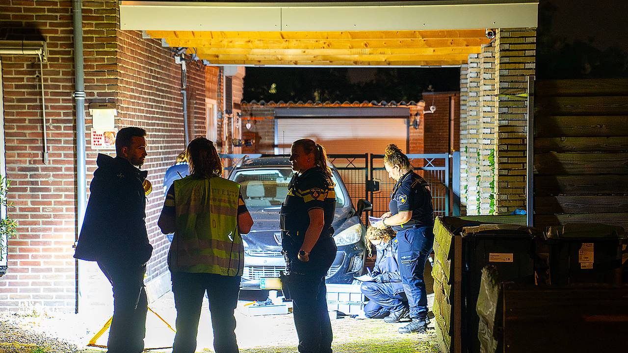 Onderzoek bij het huis aan de Lietingstraat in Haren (foto: Gabor Heeres/SQ Vision).