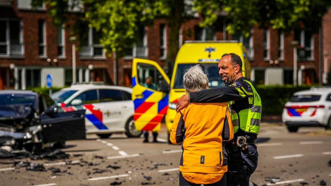 Een agent ontfermt zich over de pakketbezorger (foto: Persbureau Heitink).