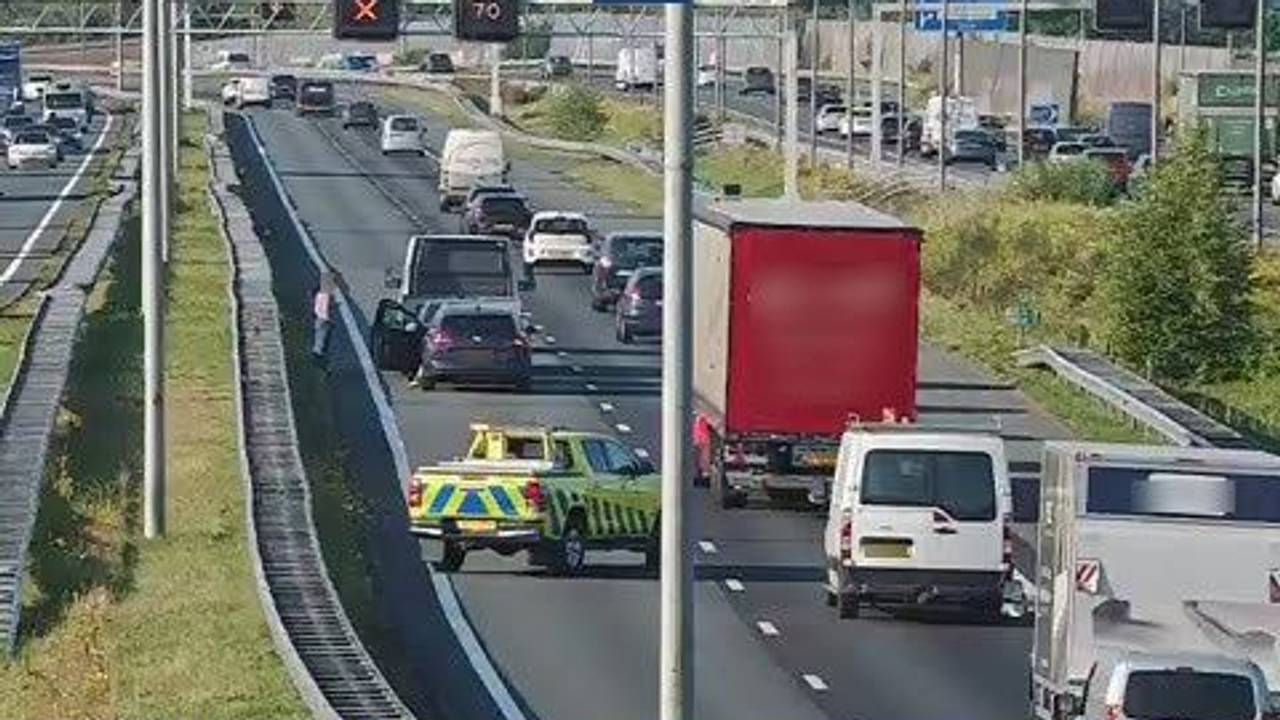 De linkerrijstrook is dicht (foto: Rijkswaterstaat).