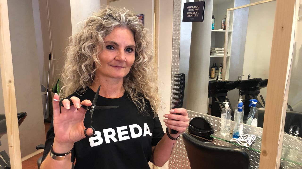 Kapster Sylvie van Dijk staat te popelen om aan het werk te gaan.