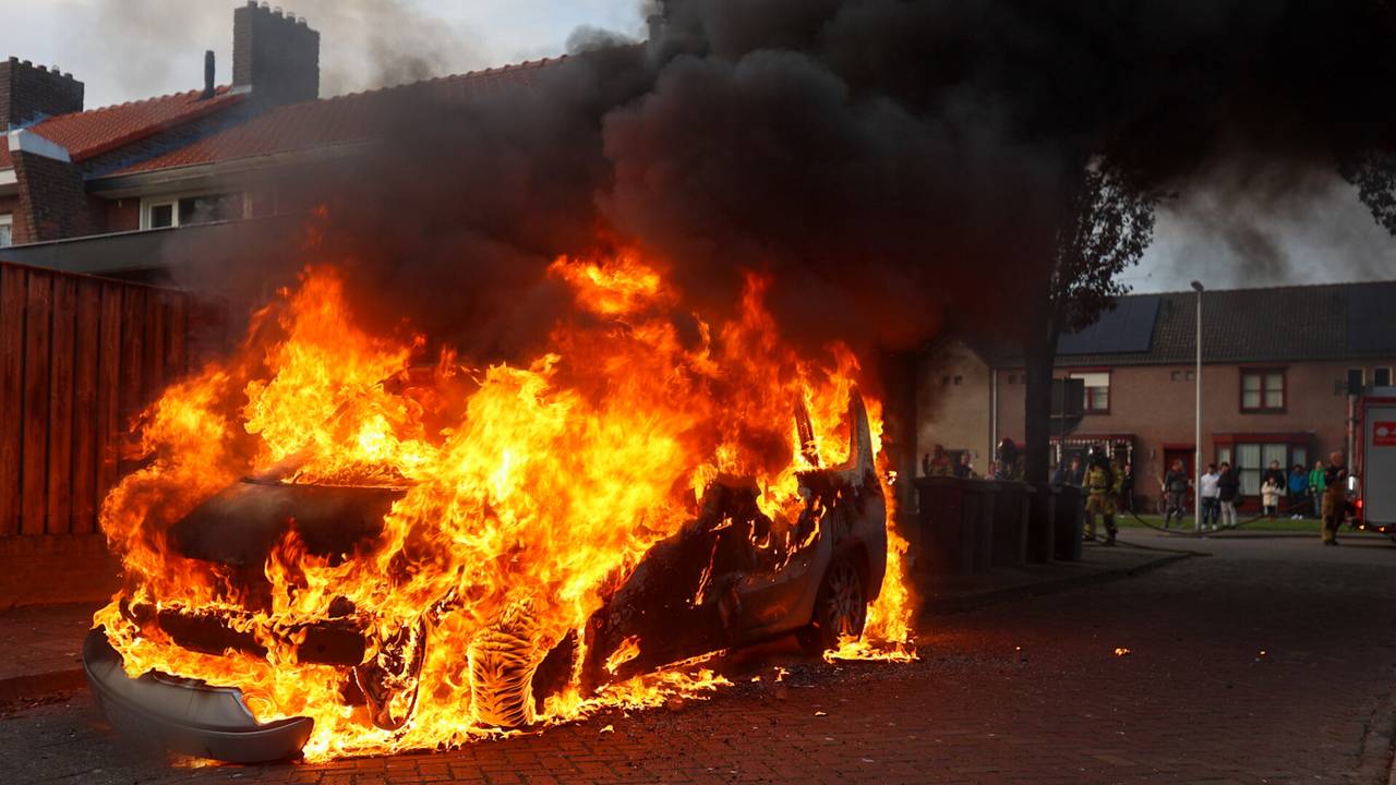 De auto stond al snel in lichterlaaie (foto: Arno van der Linden/SQ Vision Mediaprodukties).