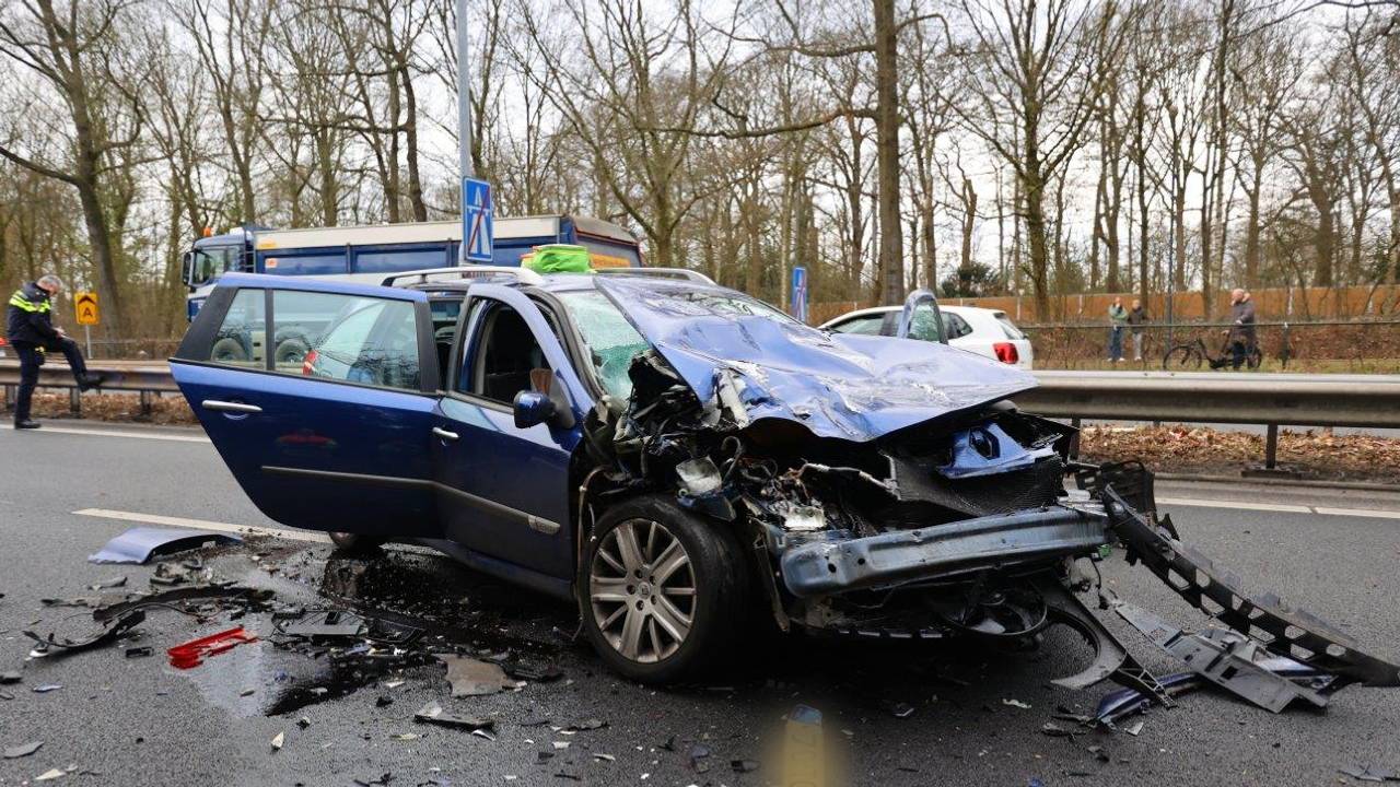 De zwaar beschadigde auto (foto: Bart Meesters/Meesters Multi Media/SQ Vision Mediaprodukties).