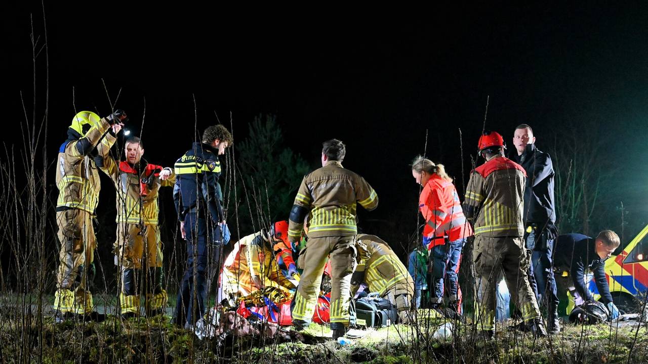 Veel hulpverleners kwamen na het ongeluk naar de Turnhoutsebaan bij Goirle (foto: Toby de Kort/SQ Vision).