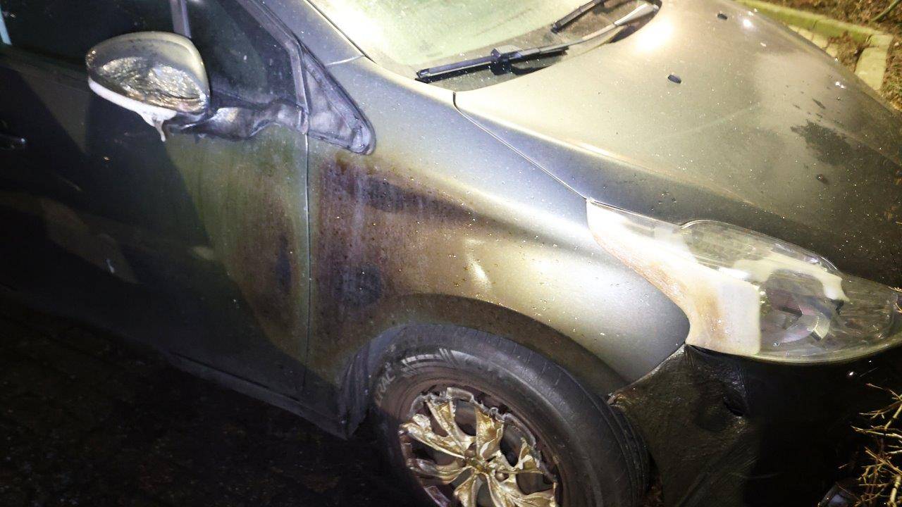 Ook de auto die naast de uitgebrande auto geparkeerd was, liep bij de brand forse schade op (foto: Bart Meesters). 