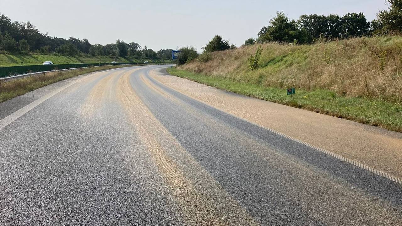 Een zoabcleaner moest komen om de mest bij Tholen op te ruimen (foto: X/Rijkswaterstaat Verkeersinformatie).