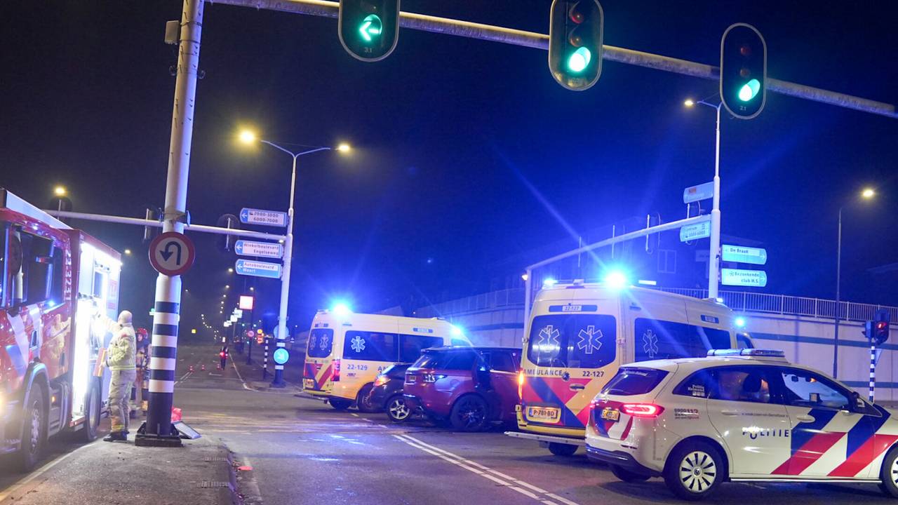 Hulpdiensten sloten de kruising af (foto: Harrie Grijseels/SQ Vision).