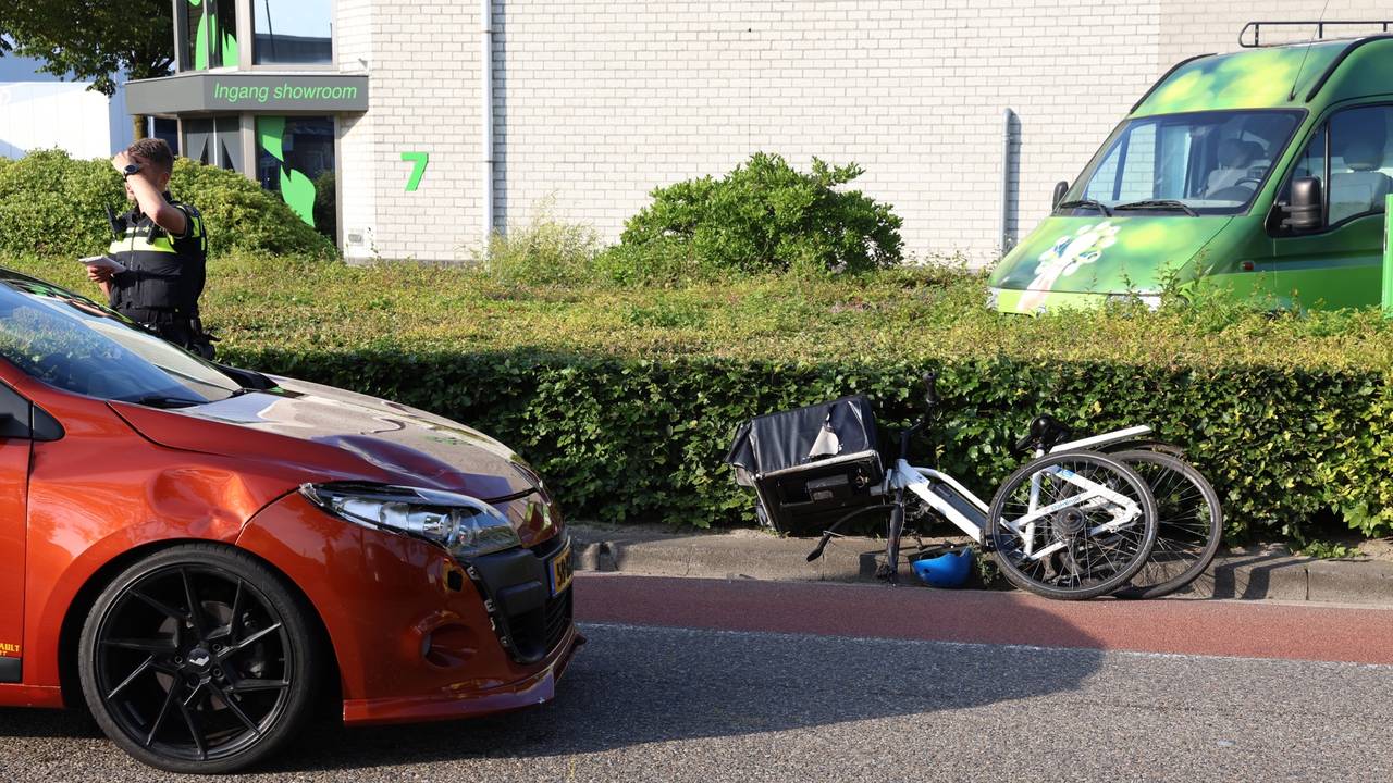 De auto en de fiets die bij de botsing betrokken waren (foto: Sander van Gils/SQ Vision).