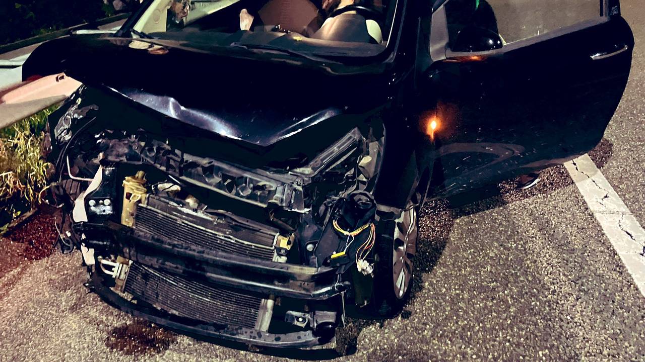 De auto raakte zwaar beschadigd bij de botsing tegen de vangrail van de A59 bij Den Bosch (foto: X/Weginspecteur Robert).