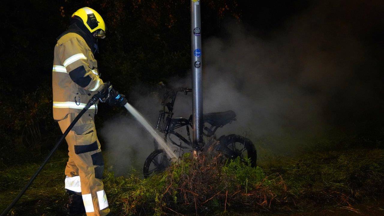 De brandweer bluste de fatbike (foto: Bart Meesters).