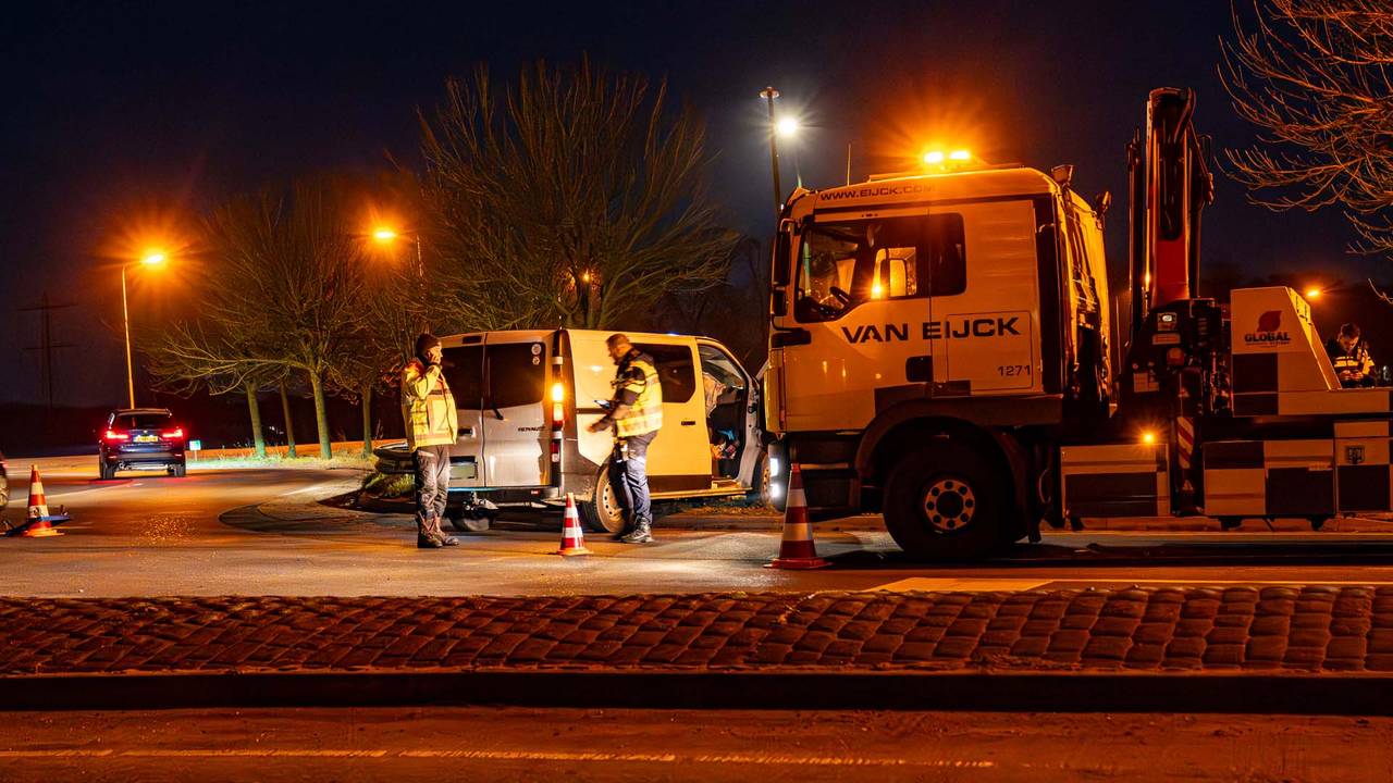 De inzittenden van de bestelbus raakten niet gewond (foto: Harrie Grijseels/SQ Vision).