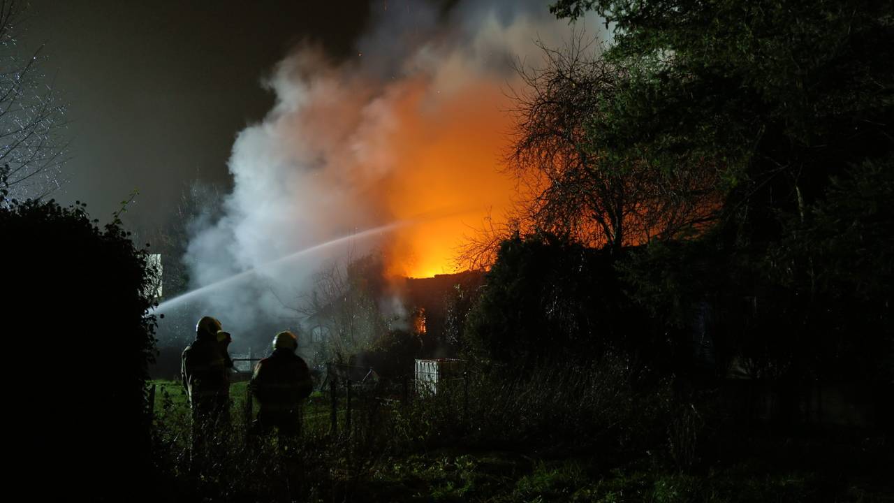 De vlammen sloegen uit het pand (foto: Persbureau SK-Media/SQ Vision).