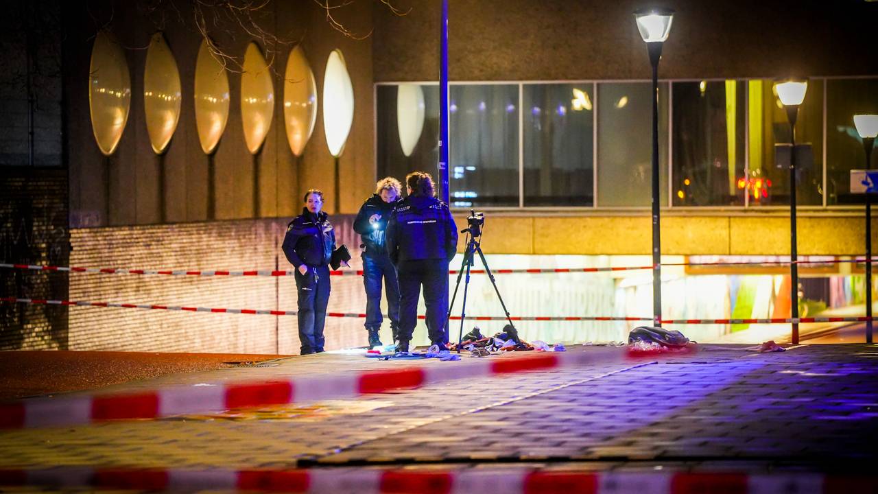 Politieonderzoek op de plaats waar de steekpartij plaatsvond (foto: SQ Vision).