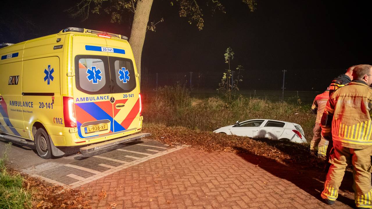 Ambulancepersoneel ontfermen zich over de inzittende (foto: Christian Traets/SQ Vision).