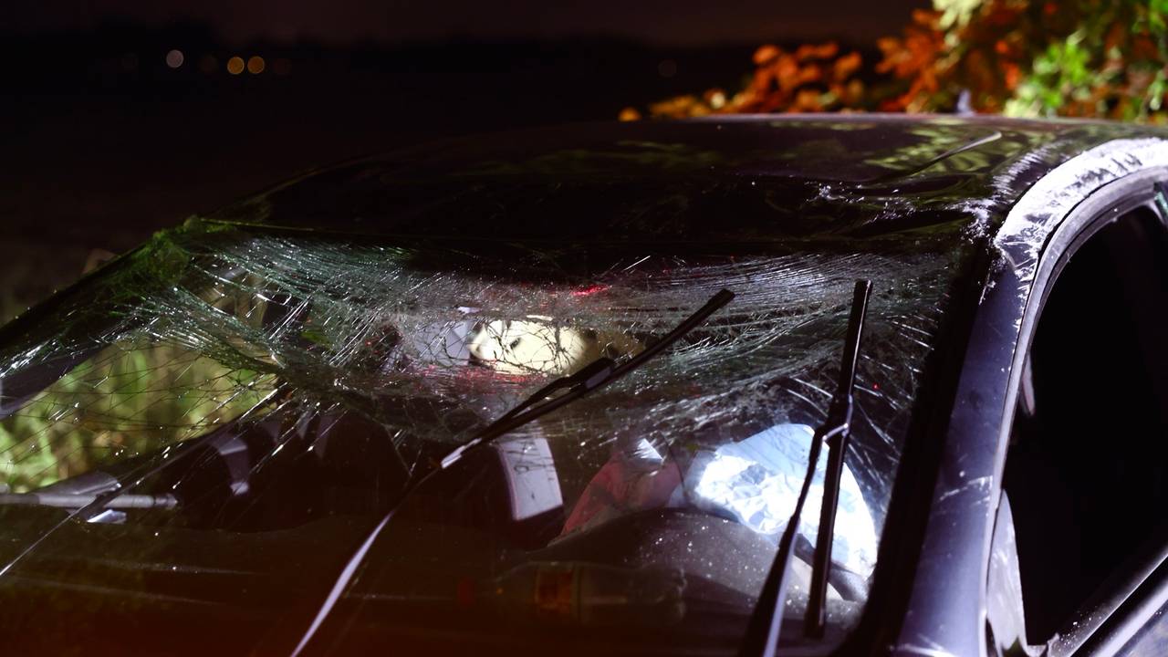 De schade aan de auto is aanzienlijk (foto: Sander van Gils/SQ Vision).