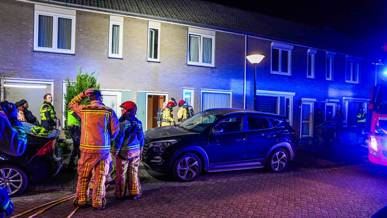Wat er in brand stond in het huis aan de Ter Borghstraat in Geldrop is niet bekendgemaakt (foto: Dave Hendriks/SQ Vision).