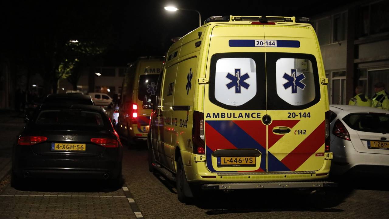 Na de steekpartij in Bergen op Zoom werden twee ambulances opgeroepen (foto: Christian Traets/SQ Vision