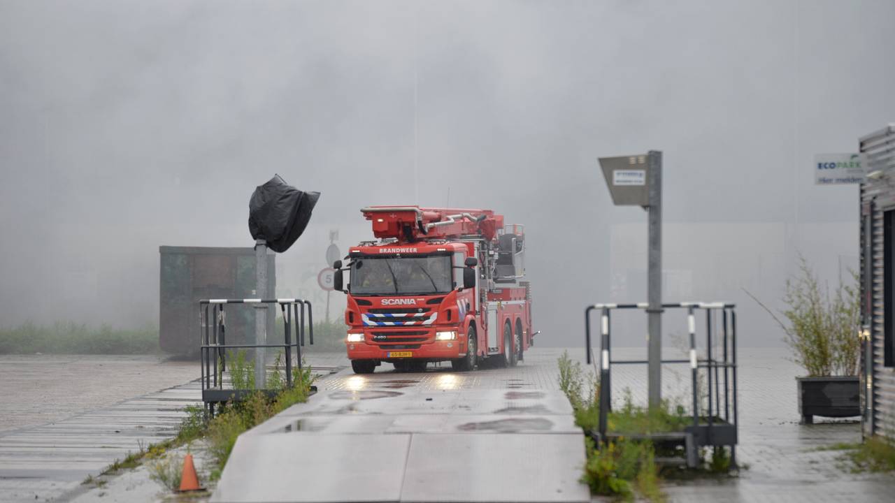 De brandweer bestrijdt het vuur bij het Ecopark in Breda (foto: Perry Roovers/SQ Vision).