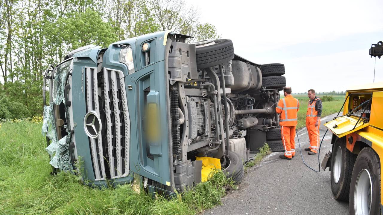 De vrachtwagen kwam op zijn kant te liggen (foto: SQ Vision/Tom van der Put).