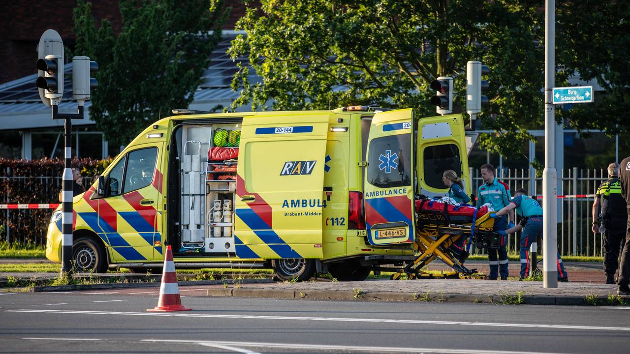 Het slachtoffer is in een ziekenwagen weggebracht (foto: Christian Traets).