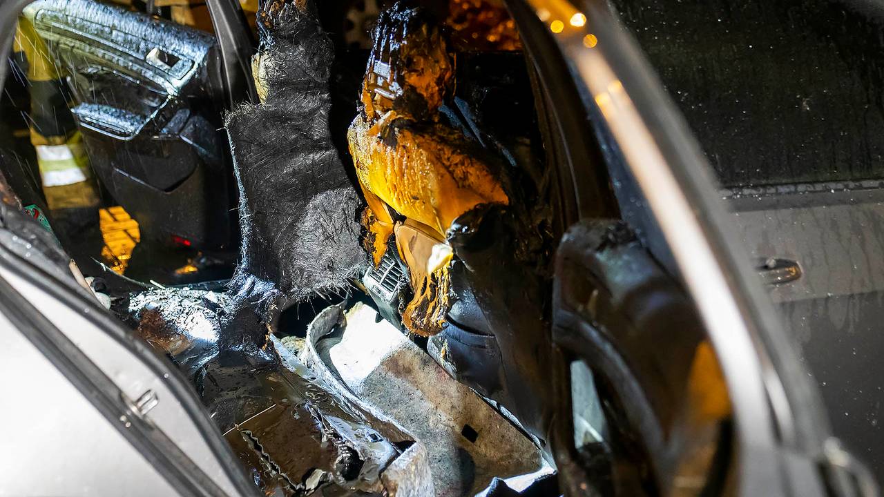 De volledige achterbank werd tot op de bodem uit de Volkswagen gesloopt om zo bij het batterijpakket te kunnen komen (foto: Gabor Heeres/SQ Vision). 