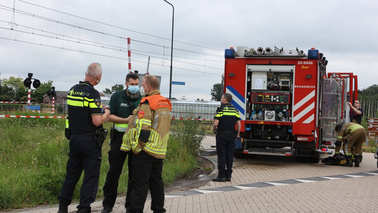 Na het ongeluk kwamen onder meer brandweer en politie in actie (foto: Bart Meesters/SQ Vision.)