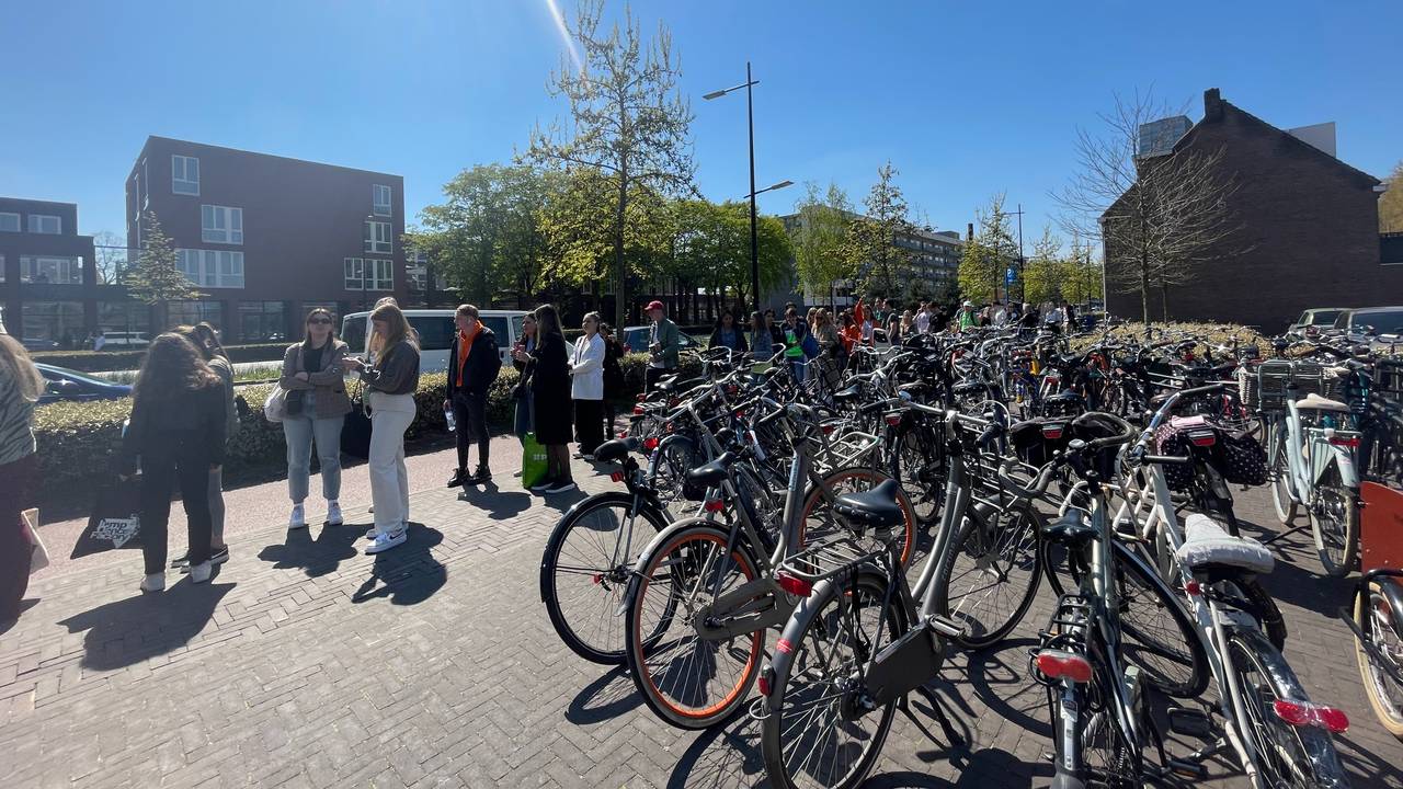 Lang in de rij voor het Spoorpark in Tilburg.