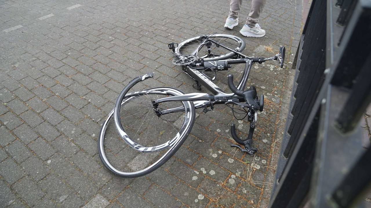 De wielrenner kwam bij een T-splitsing in Soerendonk in botsing met een auto (foto: WdG/SQ Vision).