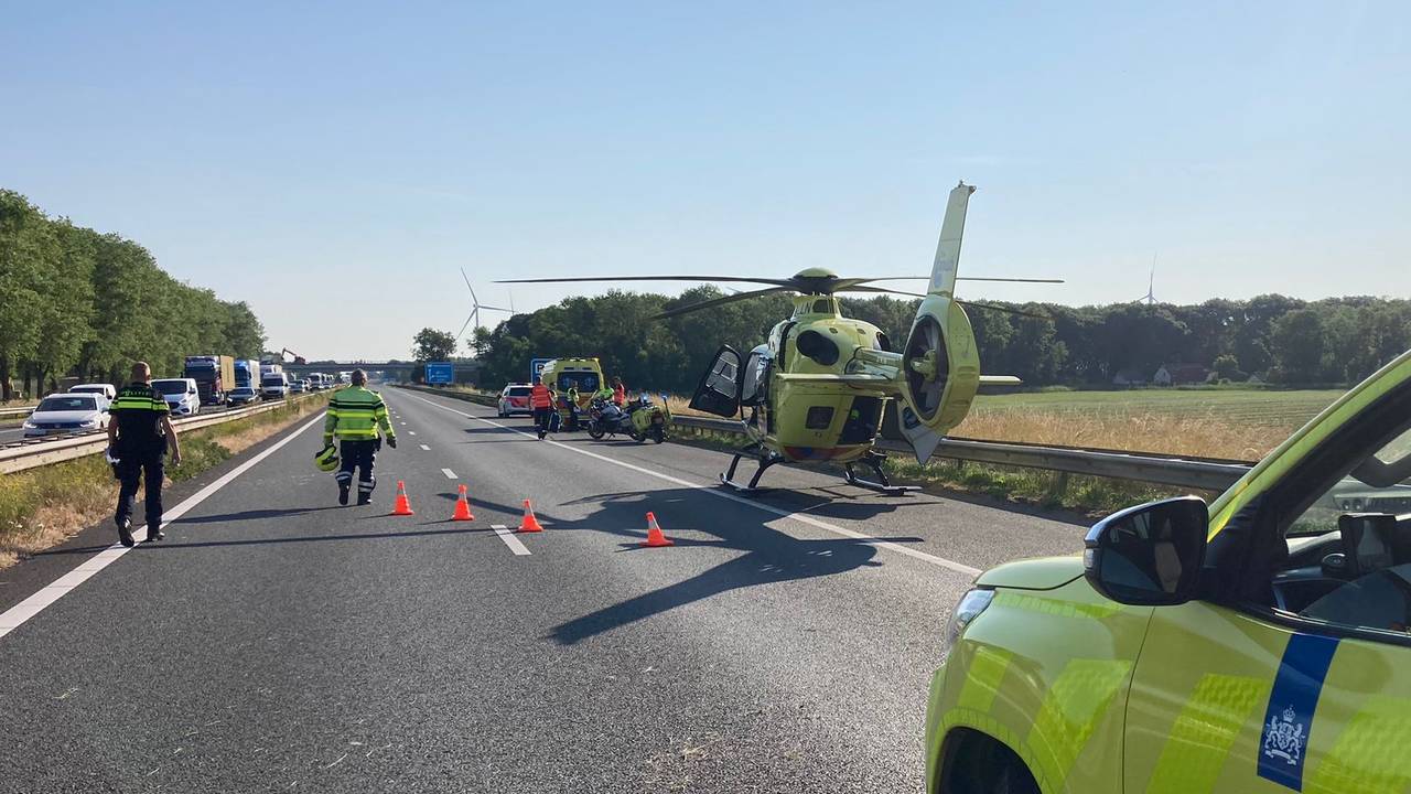 L’A17 près de Moerdijk a été fermée car un hélicoptère de traumatologie a atterri sur l’autoroute