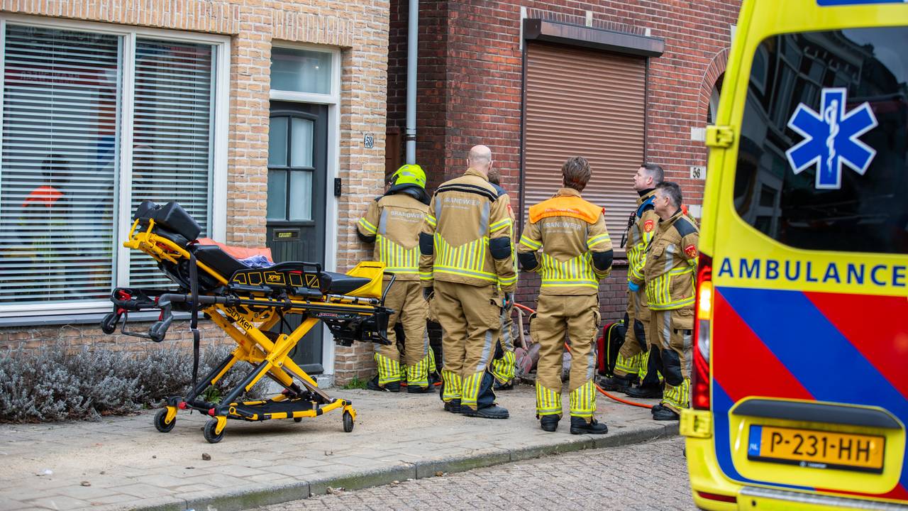 De brandweer heeft het slachtoffer bevrijd uit de minigraafmachine in Roosendaal (foto: Christian Traets/SQ Vision).