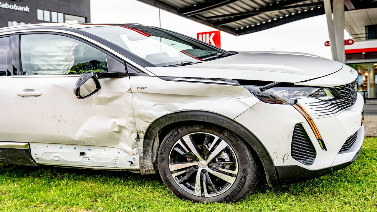 De schade aan de voertuigen was groot (foto: Eye4images).