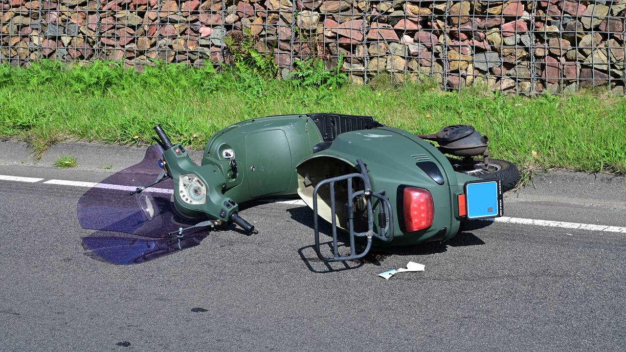 De scooter die onderuit ging na een botsing met een auto in Breda (foto: Perry Roovers/SQ Vision).