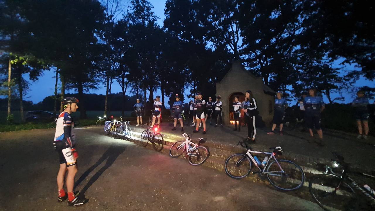 Rob Kuijpers (links) geeft een korte toespraak aan de deelnemers.