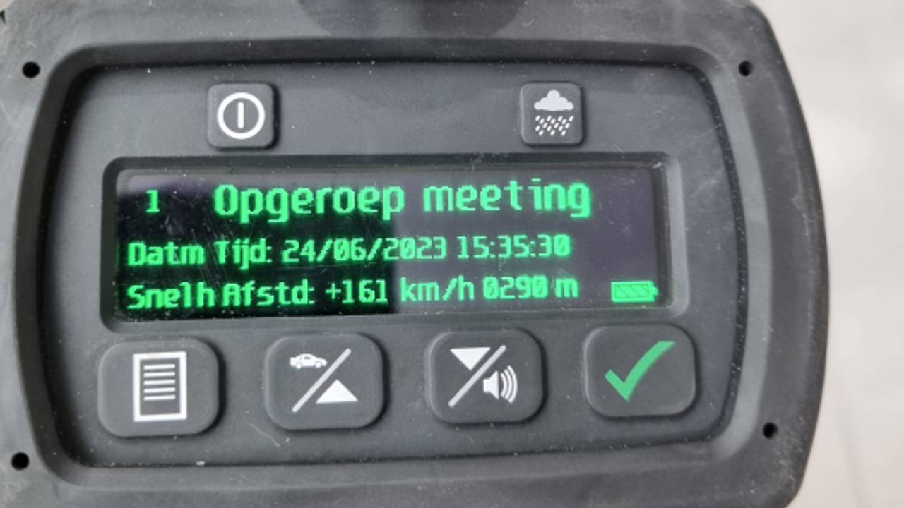 De automobilist stapelde fout op fout op de Midden-Brabantweg bij Tilburg (foto: Facebook politie  Tilburg eo).